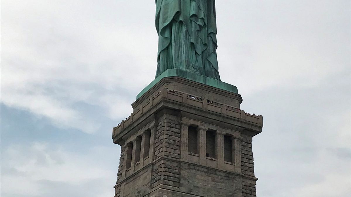 شاهد: الشرطة الأمريكية تنزل إمرأة تسلقت تمثال الحرية
