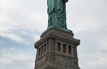 ΗΠΑ: Διαδηλώτρια σκαρφάλωσε στο Άγαλμα της Ελευθερίας