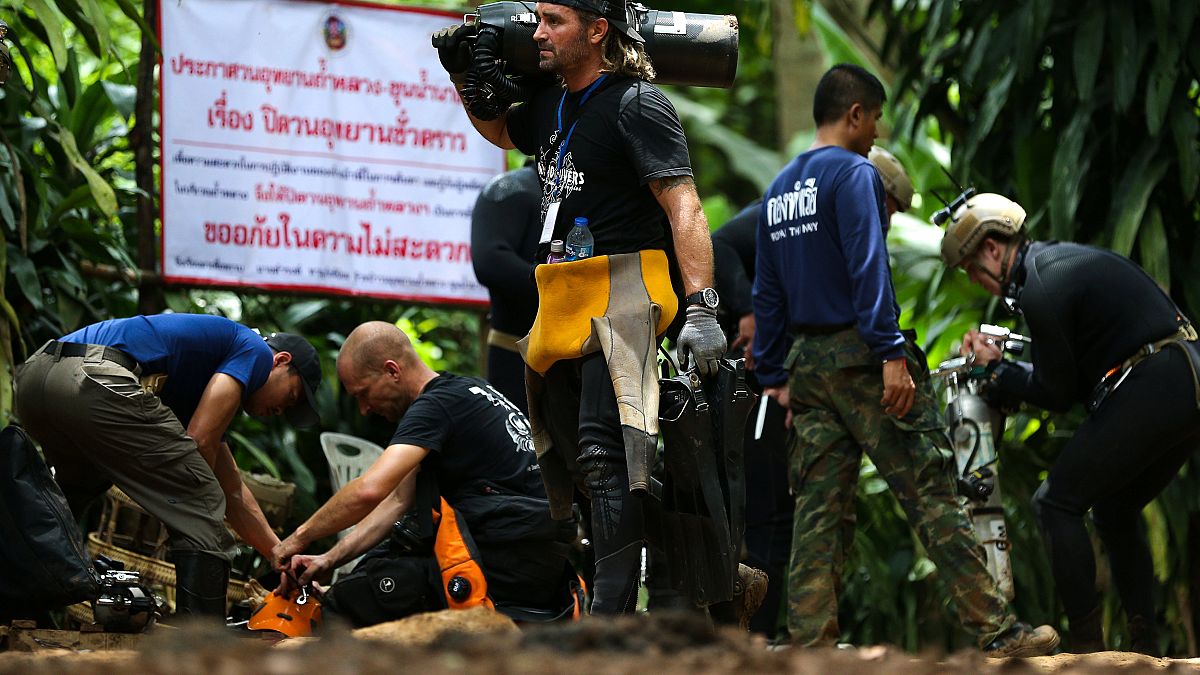 Rettungskräfte in der Nähe der Höhle in Thailand