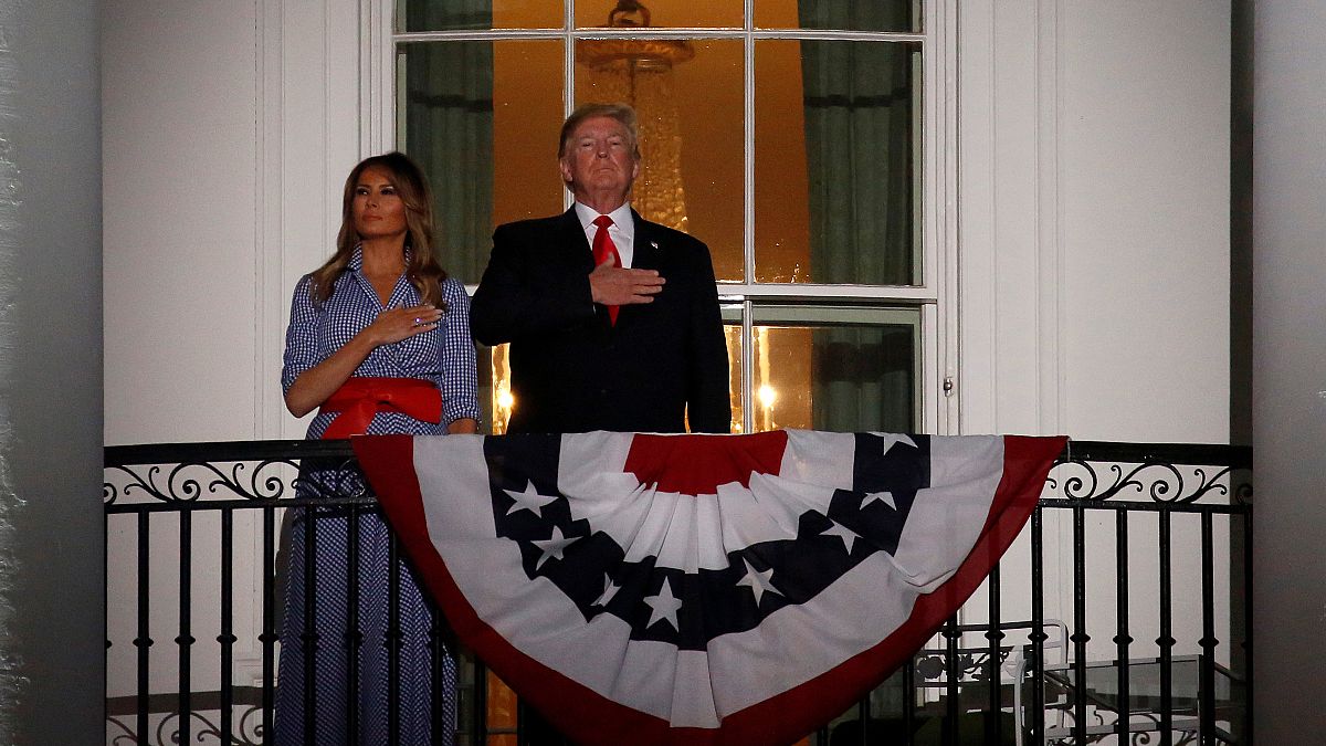 ترامب وميلانيا يحتفلان من شرفة البيت الأبيض بيوم الاستقلال الـ 242