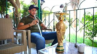 شاهد: شيشة "كأس العالم" تغزو المقاهي المصرية