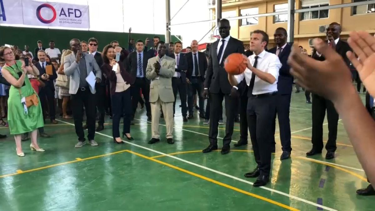 Macron : opération séduction sur un terrain de basket au Nigeria  