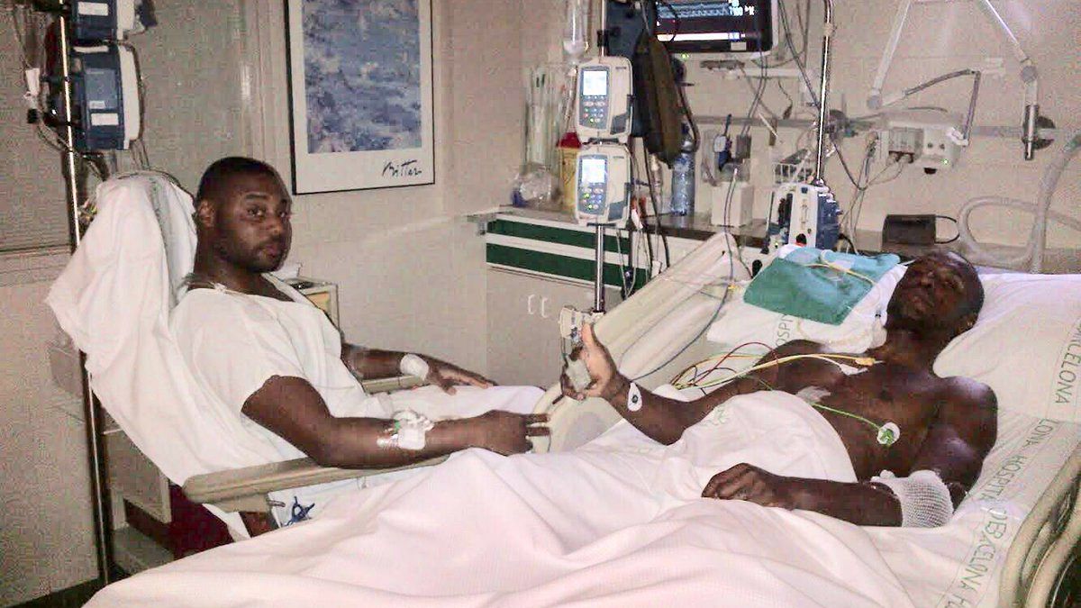 Abidal publica una fotografía con su primo para zanjar la polémica sobre el trasplante de hígado