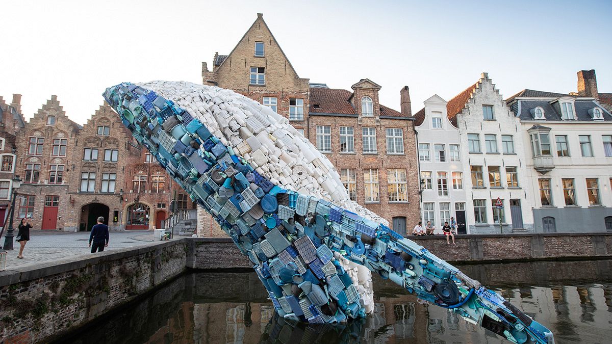 Óceánból kihalászott műanyag szemétből épült az öt tonnás bálna