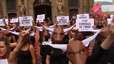 Decenas de personas protestan contra los toros en Pamplona