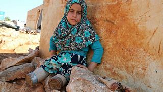 ساقان اصطناعيتان للطفلة السورية مايا بدلا من العلب المعدنية