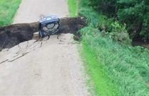 السيارة رأسا على عقب لكن السائق تمكن من النجاة