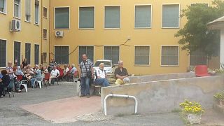 Ancianos italianos ocupan un centro para la tercera edad en Roma: "Rota la cadena de la vergüenza"