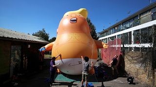 Óriási felfújható Trump-baba reptetésével várják az amerikai elnököt Londonban
