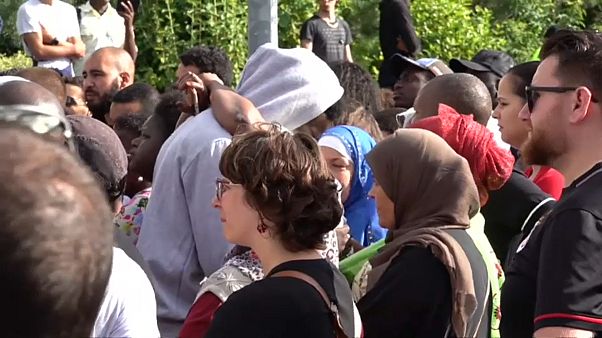 Nantes, il poliziotto ritratta: "Ho sparato per errore" Nantes, il poliziotto ritratta: "Ho sparato per errore"