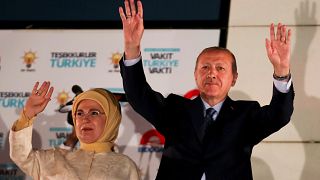 الرئيس التركي رجب طيب إردوغان وزوجته يوجهات التحية لأنصاره 