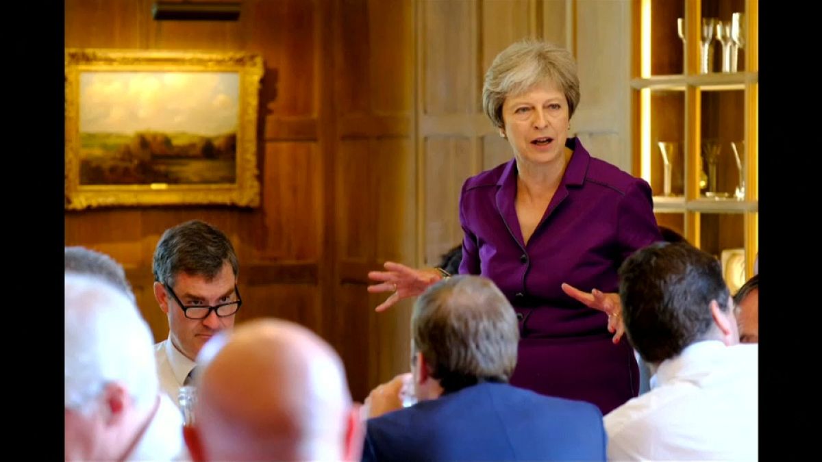 Theresa May consigue que su Gobierno apruebe su "brexit blando"