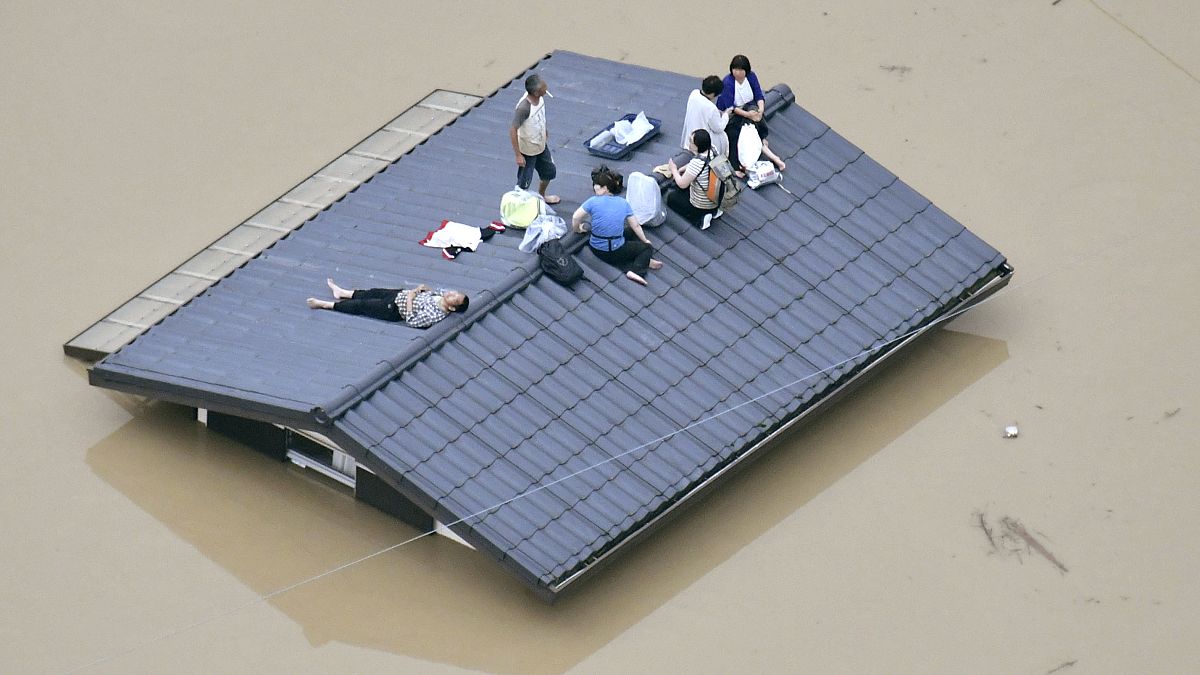 "Jahrhundertregen" in Japan - Dutzende Tote