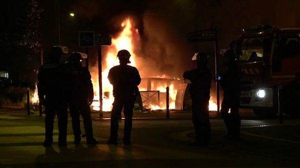Quarta noite de violência em Nantes Quarta noite de violência em Nantes
