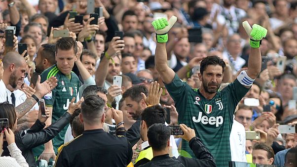 40 yaşındaki Buffon Paris Saint Germain'e imza attı 40 yaşındaki Buffon Paris Saint Germain'e imza attı