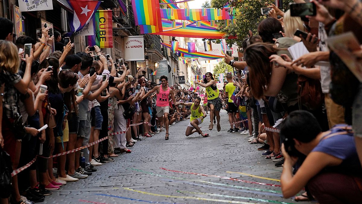 Madrid sokaklarında yüksek topuklu ayakkabılarla yarıştılar