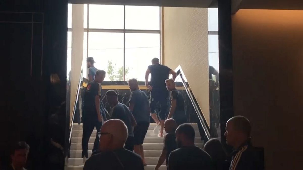 بالفيديو: المنتخب السويدي يخلي الفندق حيث ينزل بسبب إنذار