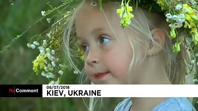 الأوكرانيون يحتفلون بالخصوبة بالقفز على النار