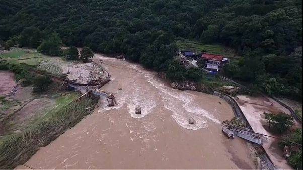 Ιαπωνία: Θεαματική διάσωση παιδιού από πλημμυρισμένο σπίτι Ιαπωνία: Θεαματική διάσωση παιδιού από πλημμυρισμένο σπίτι