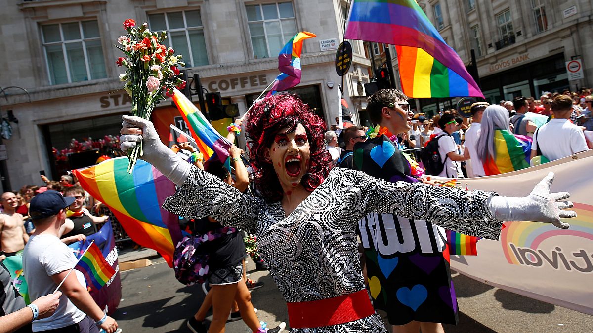 Londra si tinge d'arcobaleno per il Gay Pride