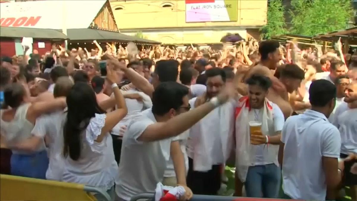 Ausgelassene Stimmung: Engländer feiern Einzug ins Halbfinale