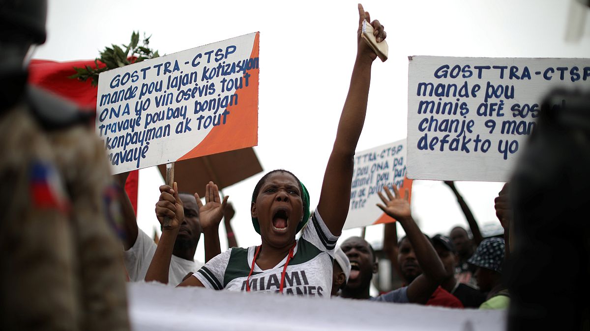 تواصل الاحتجاجات في هايتي رغم تراجع الحكومة عن زيادة أسعار الوقود