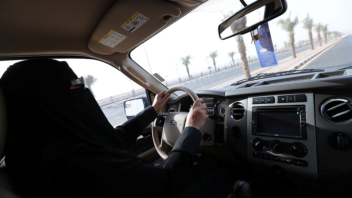 امرأة تدهس رجلاً بسيارتها في السعودية 