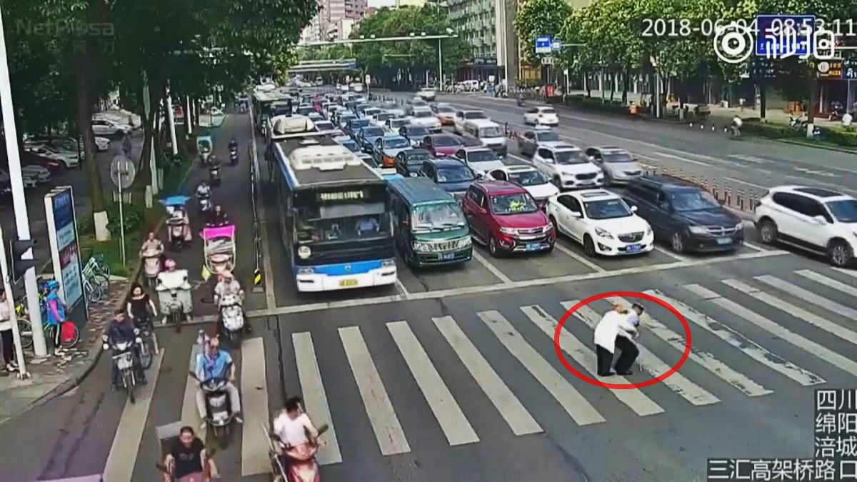 به‌دوش کشیدن مرد سالخورده توسط پلیس راهنمایی چین