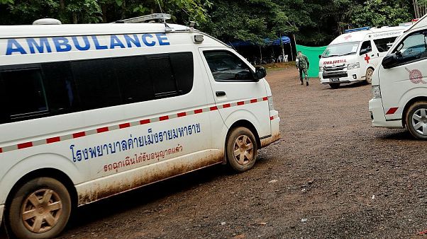 Tayland'da mağarada mahsur kalan çocuklardan dördü çıkarıldı Tayland'da mağarada mahsur kalan çocuklardan dördü çıkarıldı