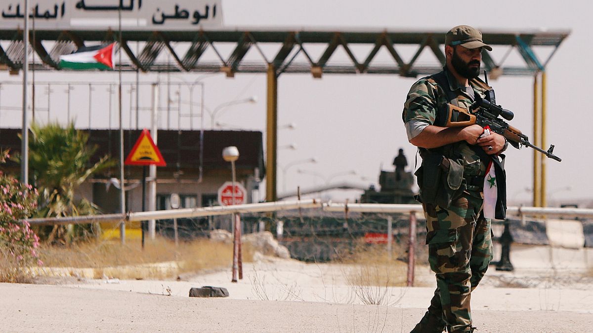 Ein syrischer Soldat steht vor dem Nasib-Grenzübergang zu Jordanien