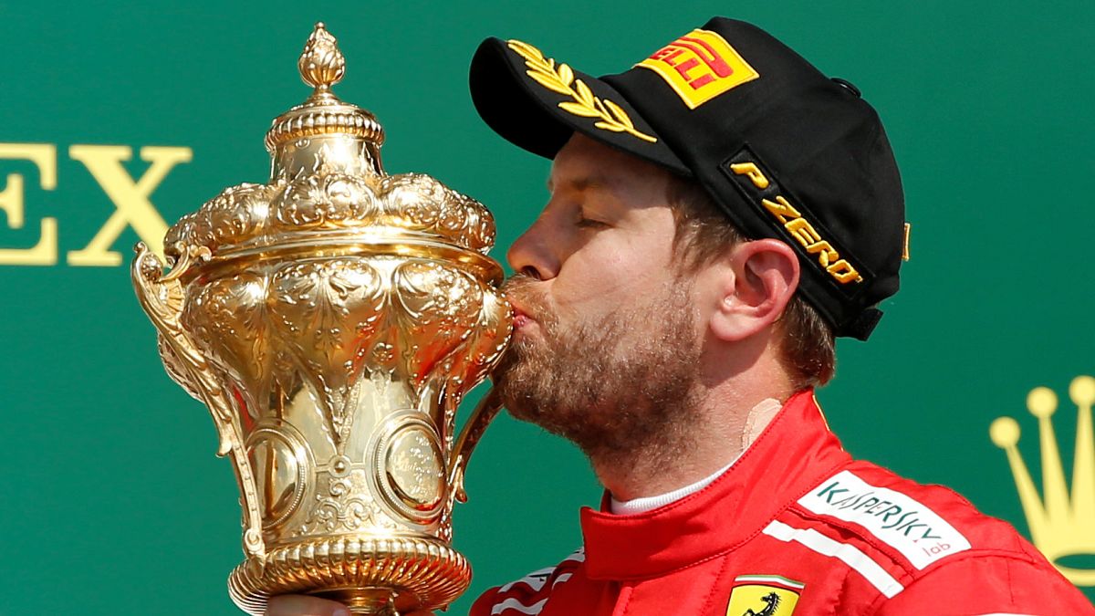 Sebastian Vettel küsst Pokal