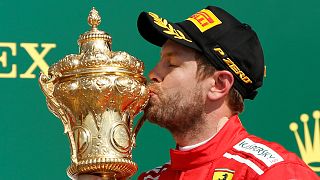 Sebastian Vettel küsst Pokal