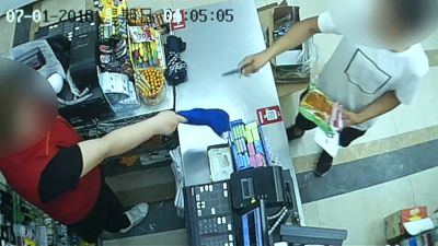 En Chine, le braquage d'un magasin vire au fiasco grâce au sang-froid de la caissière