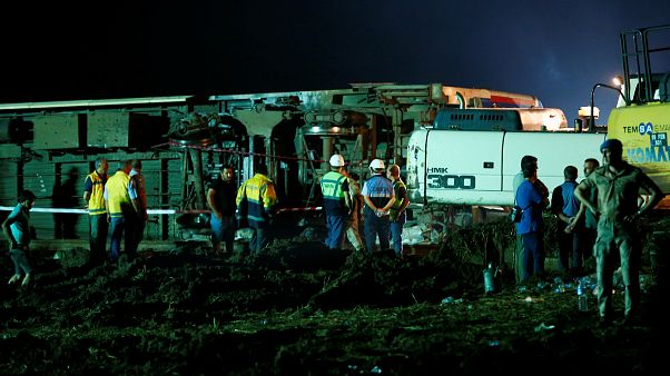 Πολύνεκρο σιδηροδρομικό δυστύχημα στη βορειοδυτική Τουρκία Πολύνεκρο σιδηροδρομικό δυστύχημα στη βορειοδυτική Τουρκία