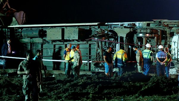 24 قتيلا جراء خروج قطار عن القضبان في تركيا 24 قتيلا جراء خروج قطار عن القضبان في تركيا