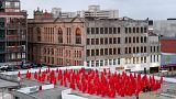Em túnica vermelha por Tunick