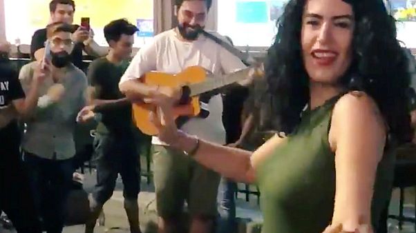 شاهد.. إيرانيات يرقصن تضامنا مع فتاة إنستغرام شاهد.. إيرانيات يرقصن تضامنا مع فتاة إنستغرام