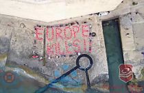 Malta, i giubbotti di salvataggio formano la scritta "L'Europa uccide"