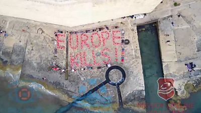 Malta, i giubbotti di salvataggio formano la scritta "L'Europa uccide"