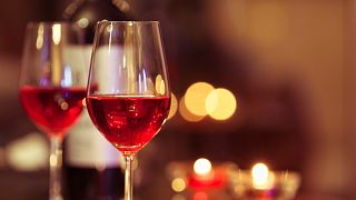 ملايين قوارير النبيذ الإسباني تباع بعلامة النبيذ الوردي الفرنسي