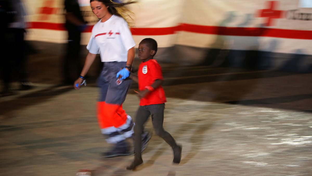 طفل مهاجر تم انقاذهم من قبل الصليب الأحمر الاسباني