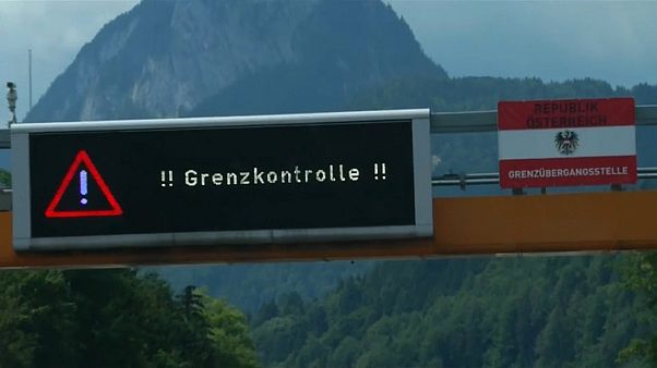 LED-Tafel "Grenzkontrolle", daneben österreichische Flagge LED-Tafel "Grenzkontrolle", daneben österreichische Flagge