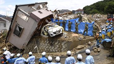 استمرار البحث عن مفقودين في هيروشيما إثر تدفق مياه أمطار طوفانية