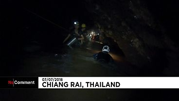 Thaïlande : les sauveteurs installent des cordes dans la grotte