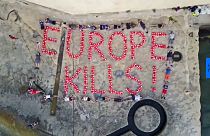 Activistas escriben «Europa mata» con la ayuda de salvavidas tras la confiscación del Lifeline