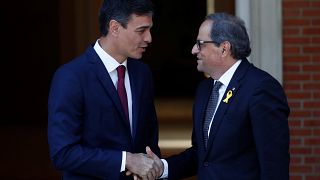 Espagne : Pedro Sanchez et Quim Torra se serrent la main