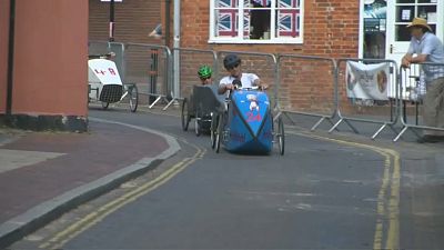 شاهد: سباق غريب لسيارات "دواسة" في بلدة بريطانية
