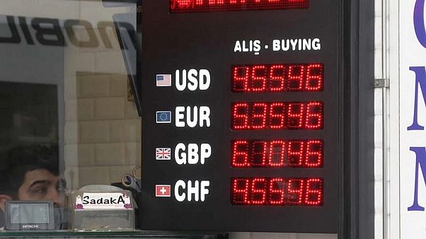 Dolar/TL Erdoğan'ın yeni kabinesine sert tepki verdi. Dolar/TL Erdoğan'ın yeni kabinesine sert tepki verdi.