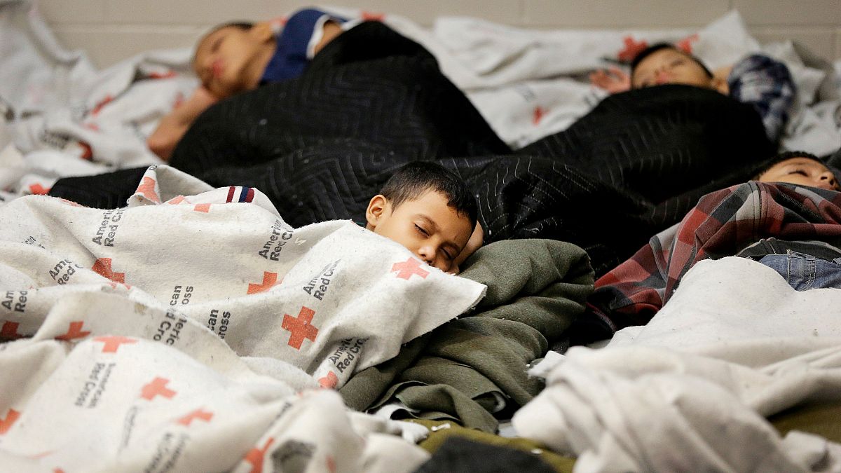 Una jueza impide a Trump que mantenga detenidos a los menores migrantes