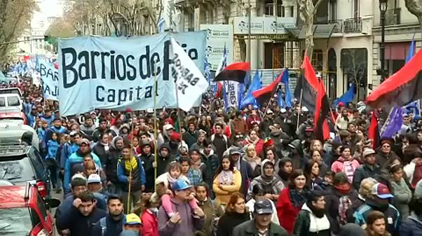 IMF-ellenes tüntetés Argentínában IMF-ellenes tüntetés Argentínában